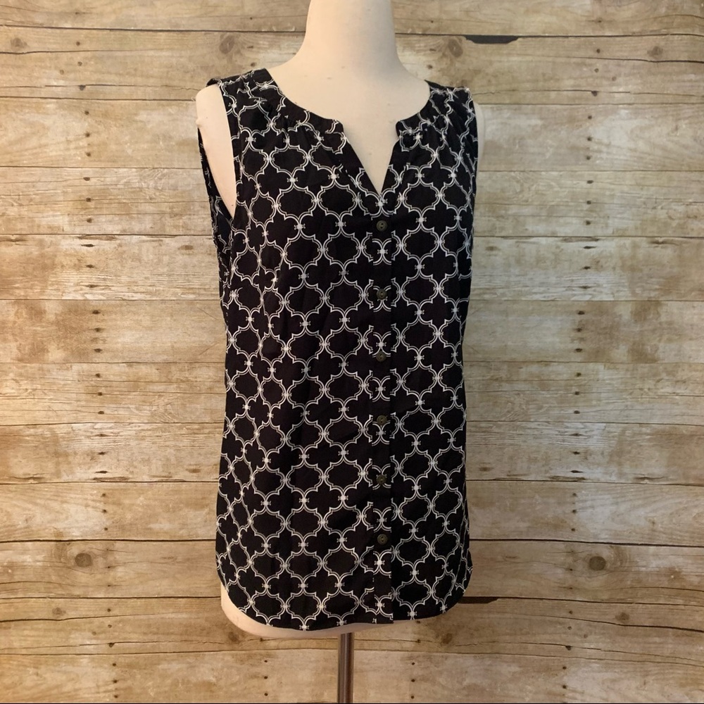Croft & Barrow sleeveless button down blose